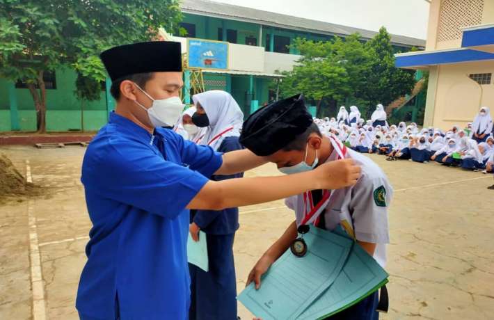 Penyerahan Penghargaan Prestasi Akademik 